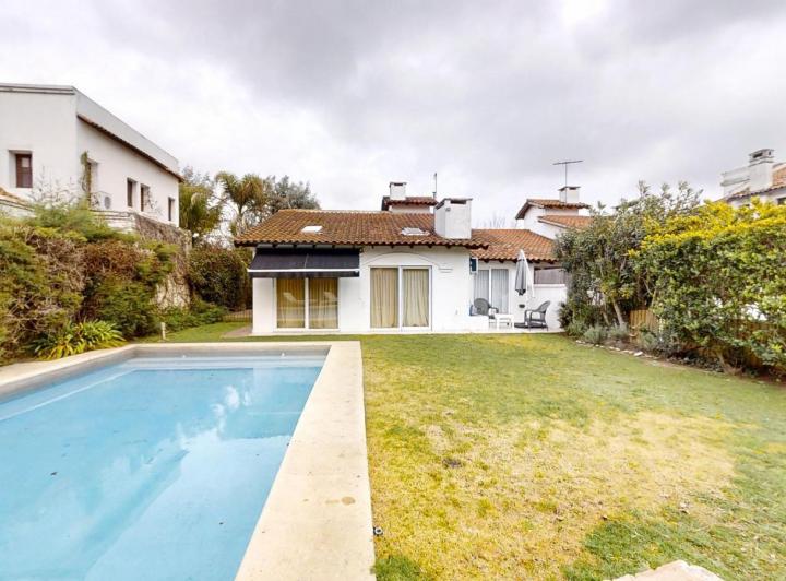 Casa · 130m² · 5 Ambientes · 2 Cocheras