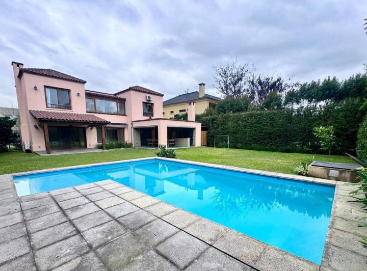Casa · 300m² · 7 Ambientes · 3 Cocheras
