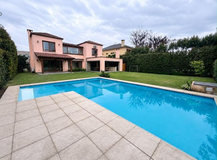 Casa · 300m² · 7 Ambientes · 3 Cocheras