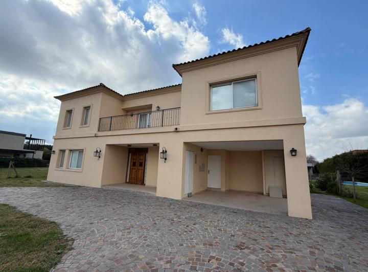 Casa · 220m² · 4 Ambientes · 3 Cocheras
