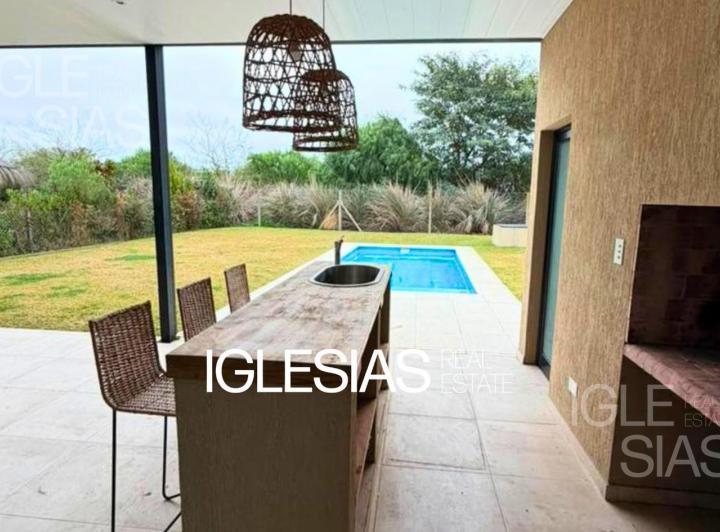 Casa · 180m² · 5 Ambientes · 3 Cocheras