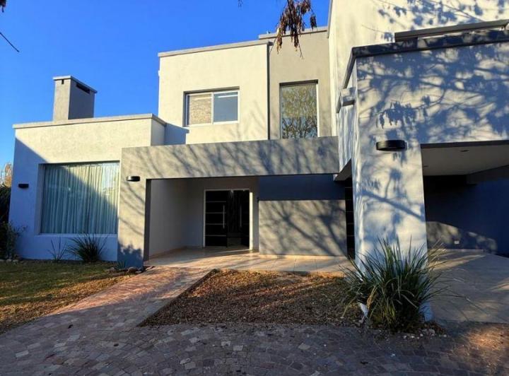 Casa · 330m² · 5 Ambientes · 1 Cochera
