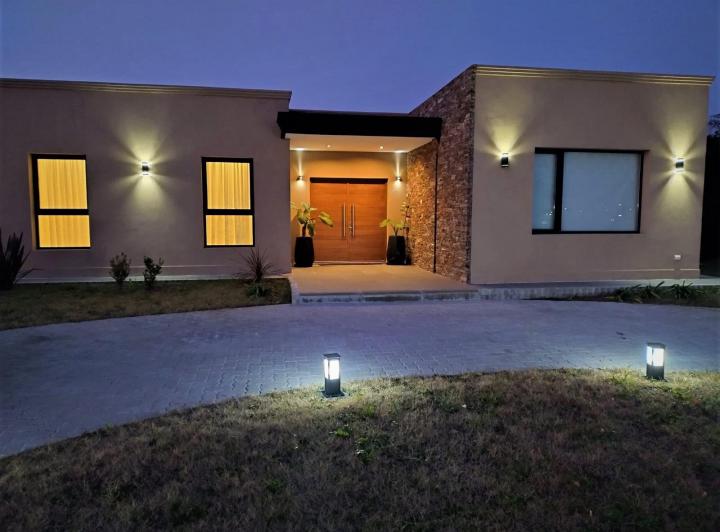 Casa · 215m² · 5 Ambientes · 2 Cocheras