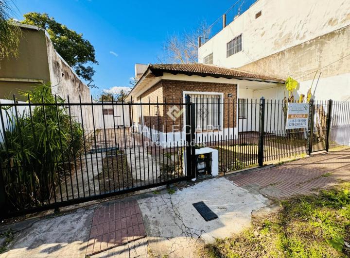 Casa · 70m² · 4 Ambientes · 2 Cocheras
