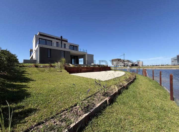 Casa · 346m² · 6 Ambientes · 3 Cocheras