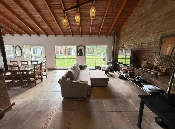 Casa · 250m² · 10 Dormitorios · 1 Cochera