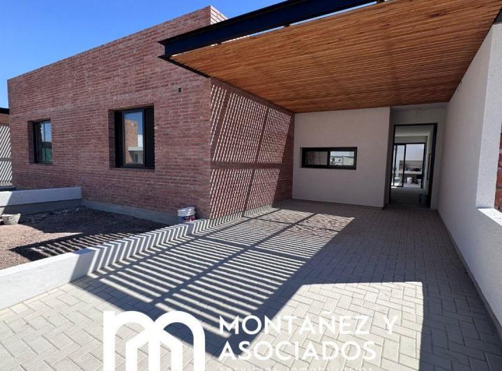 Casa · 90m² · 5 Ambientes · 2 Cocheras