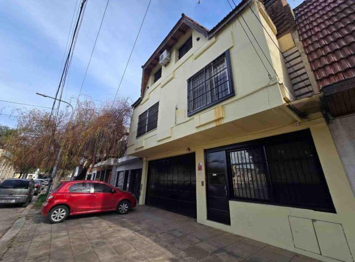 Casa · 320m² · 4 Ambientes · 3 Cocheras