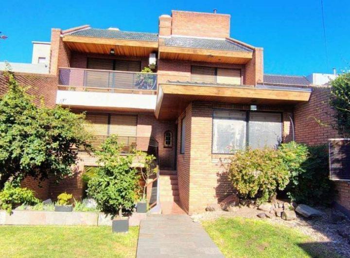 Casa · 286m² · 5 Ambientes · 2 Cocheras