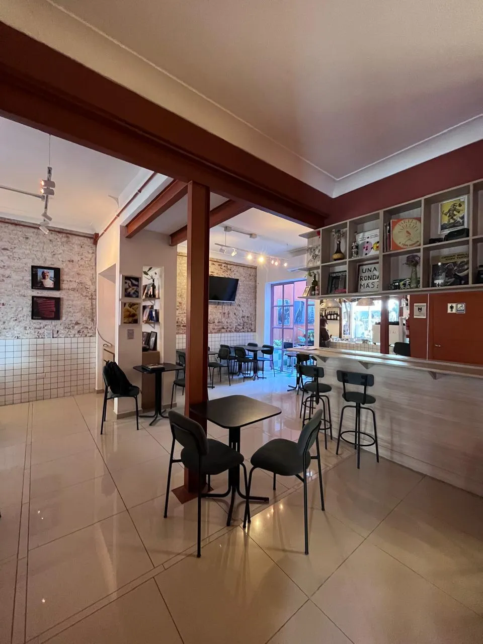 VENTA INMUEBLE -NVA.CORDOBA-  PLANTA BAJA C/ PATIO – 110 M² RECICLADOS C/ RENTA COMERCIAL EN ITUZAINGÓ 650