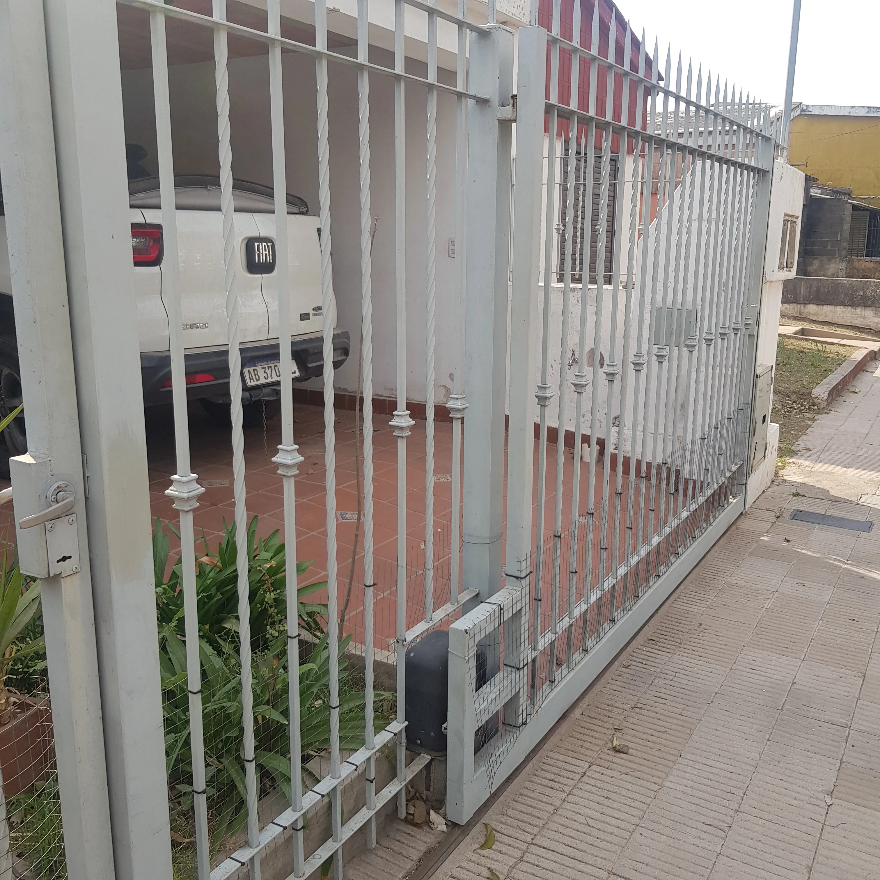VTA HERMOSA CASA !!!!! 3 DOR-PATIO-2 COCHERAS-ESCRITURA EN EXCELENTE ZONA B°LAS PALMAS