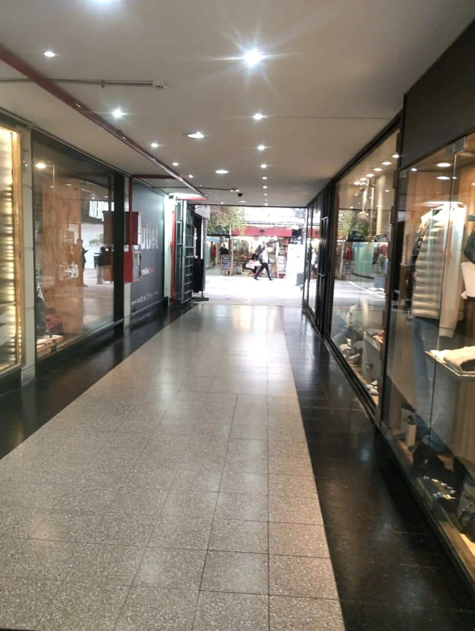 Local Comercial de 70 m en Galería General Paz  Centro Córdoba  Alquiler