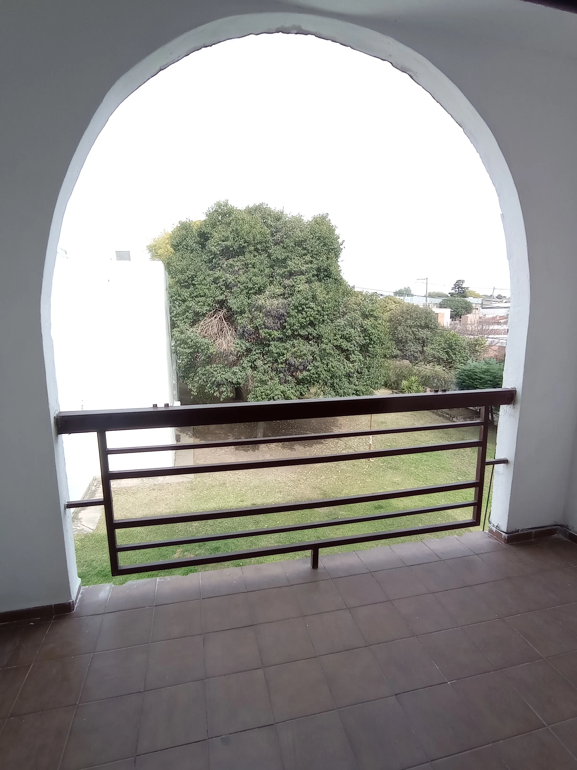 ALQUILA DEPARTAMENTO 3 HABITACIONES CON BALCON EN COMPLEJO CERRADO FRENTE AL PARQUE