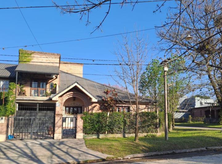 Casa · 280m² · 8 Ambientes · 1 Cochera