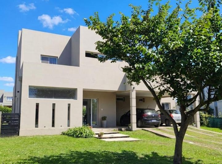 Casa · 256m² · 6 Ambientes · 1 Cochera