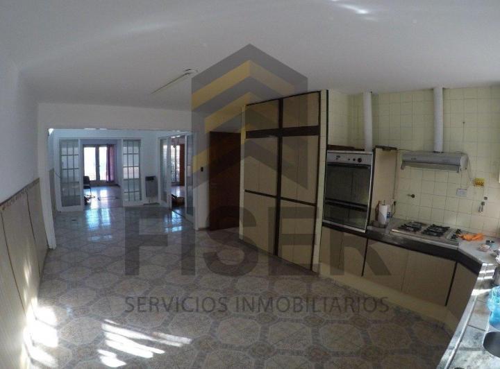 Casa · 200m² · 4 Ambientes · 2 Cocheras