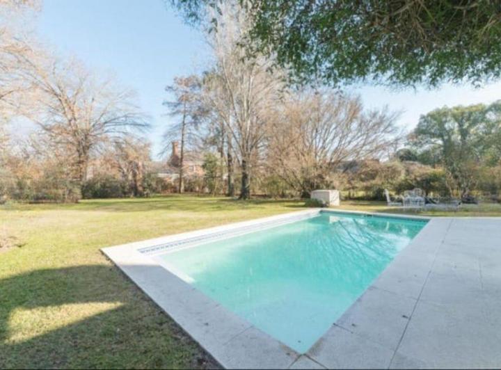 Casa · 370m² · 6 Ambientes · 2 Cocheras