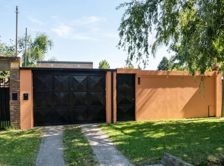 Casa · 180m² · 5 Ambientes · 1 Cochera