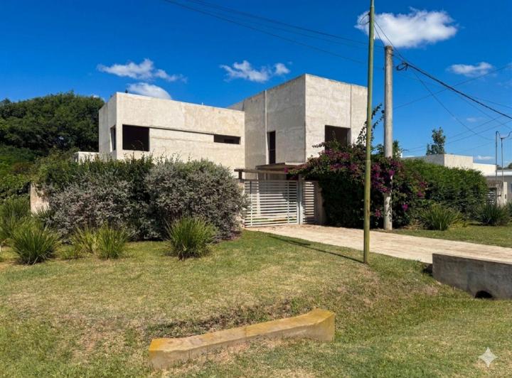 Casa · 347m² · 8 Ambientes · 2 Cocheras