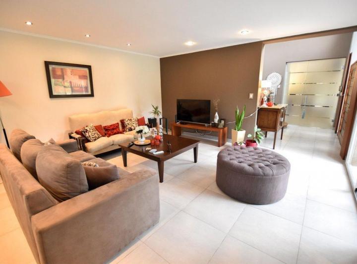 Casa · 291m² · 8 Ambientes · 2 Cocheras