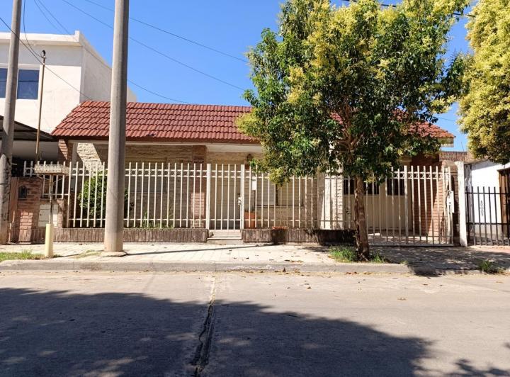 Casa · 194m² · 8 Ambientes · 1 Cochera