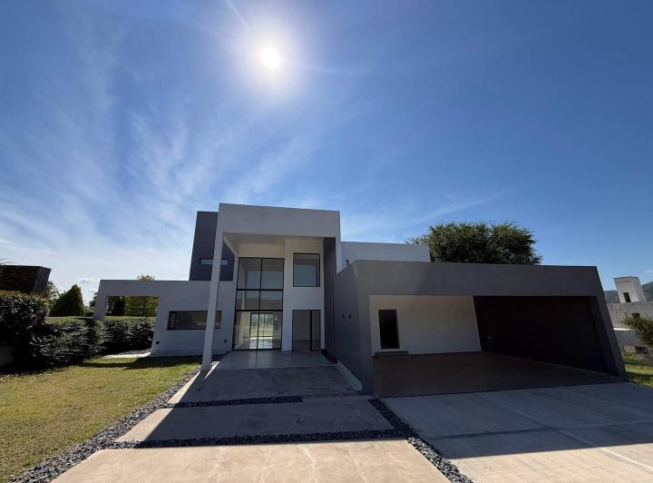 Casa · 380m² · 7 Ambientes