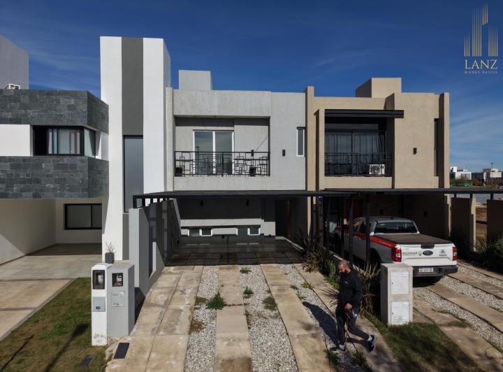 Casa · 110m² · 4 Ambientes · 2 Cocheras