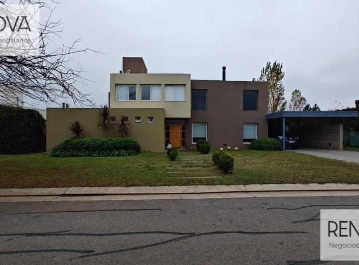 Casa · 240m² · 6 Ambientes · 2 Cocheras