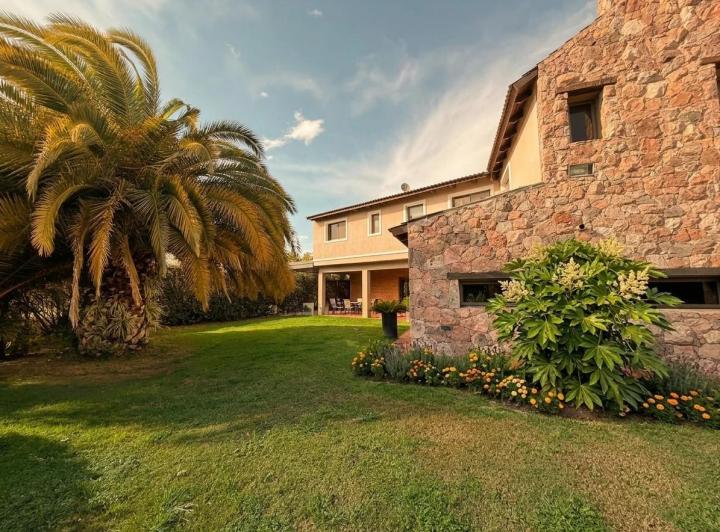 Casa · 350m² · 12 Ambientes · 2 Cocheras
