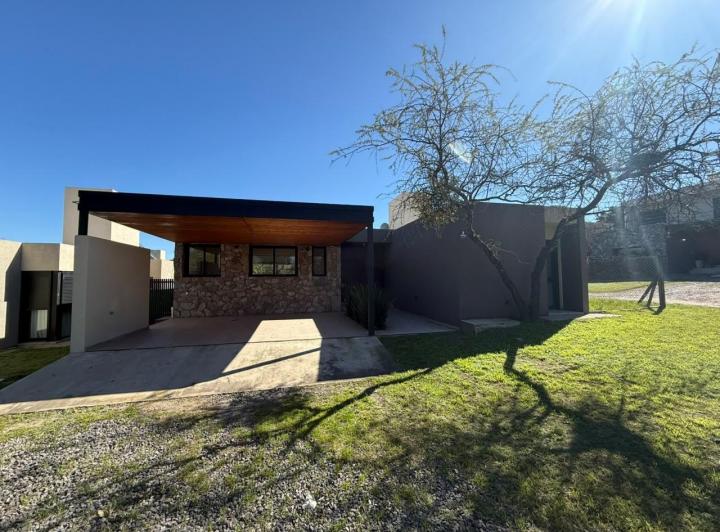 Casa · 800m² · 8 Ambientes · 2 Cocheras