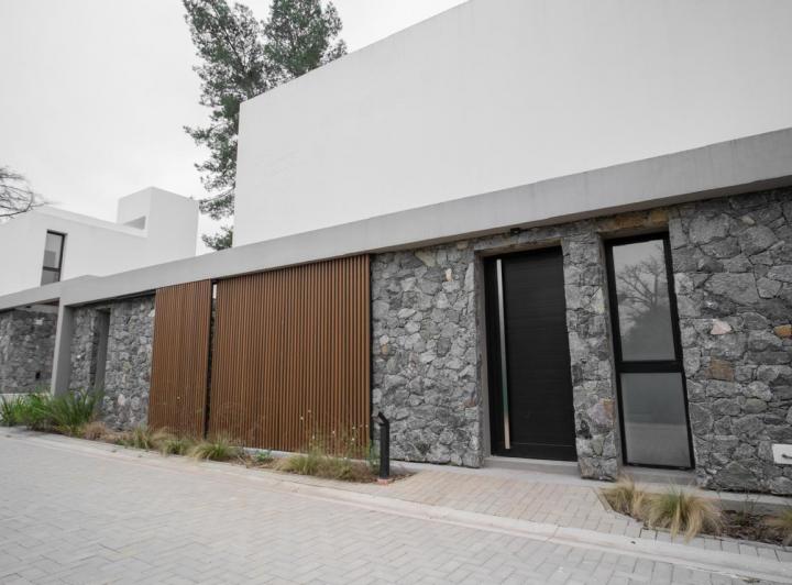 Casa · 230m² · 5 Ambientes · 2 Cocheras