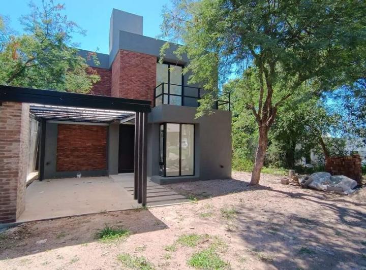 Casa · 153m² · 6 Ambientes · 2 Cocheras
