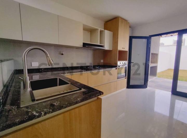 Casa · 83m² · 4 Ambientes · 1 Cochera