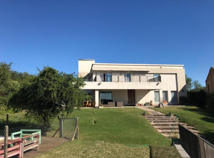 Casa · 320m² · 9 Ambientes · 2 Cocheras