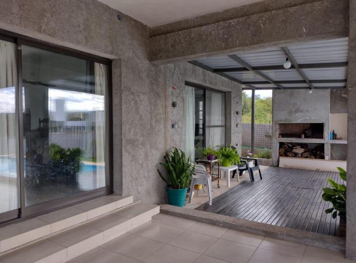 Casa · 260m² · 9 Ambientes · 2 Cocheras