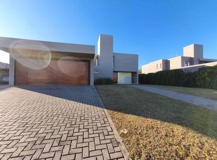 Casa · 397m² · 9 Ambientes · 3 Cocheras