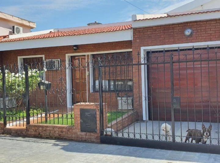 Casa · 230m² · 8 Ambientes · 3 Cocheras