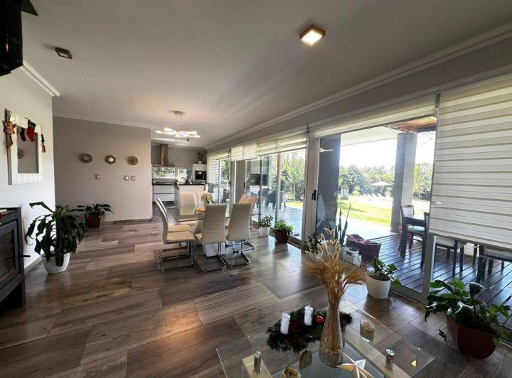 Casa · 230m² · 6 Ambientes · 2 Cocheras