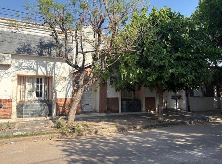 Casa · 215m² · 6 Ambientes · 1 Cochera
