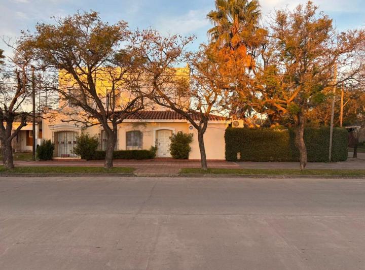 Casa · 304m² · 8 Ambientes · 1 Cochera