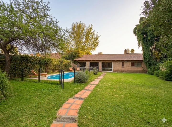 Casa · 251m² · 7 Ambientes · 1 Cochera