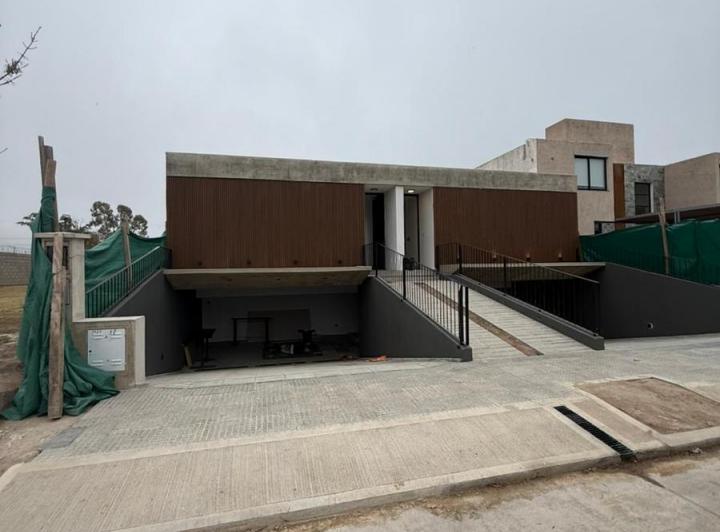 Casa · 139m² · 4 Ambientes · 2 Cocheras
