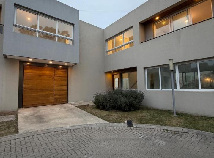 Casa · 211m² · 4 Ambientes · 1 Cochera