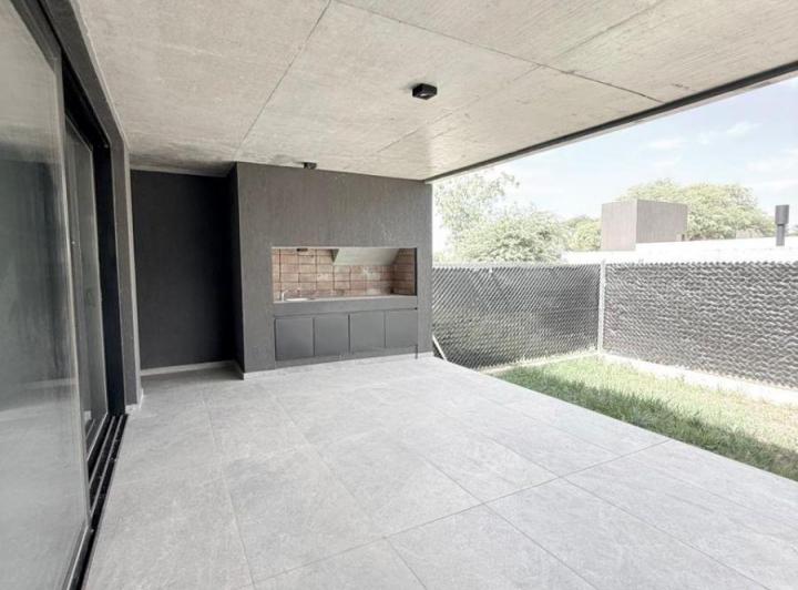 Casa · 210m² · 5 Ambientes · 2 Cocheras