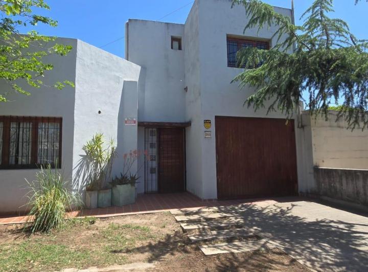 Casa · 180m² · 7 Ambientes · 1 Cochera