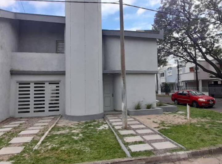 Casa · 110m² · 8 Ambientes · 1 Cochera