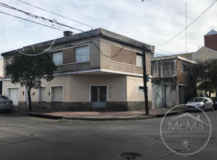 Casa · 330m² · 6 Dormitorios · 2 Cocheras
