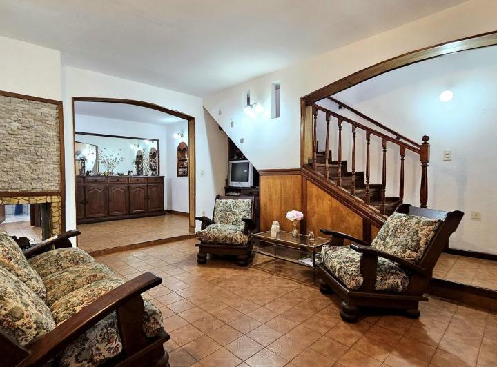 Casa · 239m² · 5 Ambientes · 1 Cochera