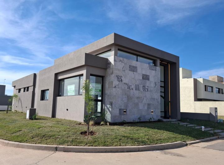 Casa · 182m² · 7 Ambientes · 2 Cocheras