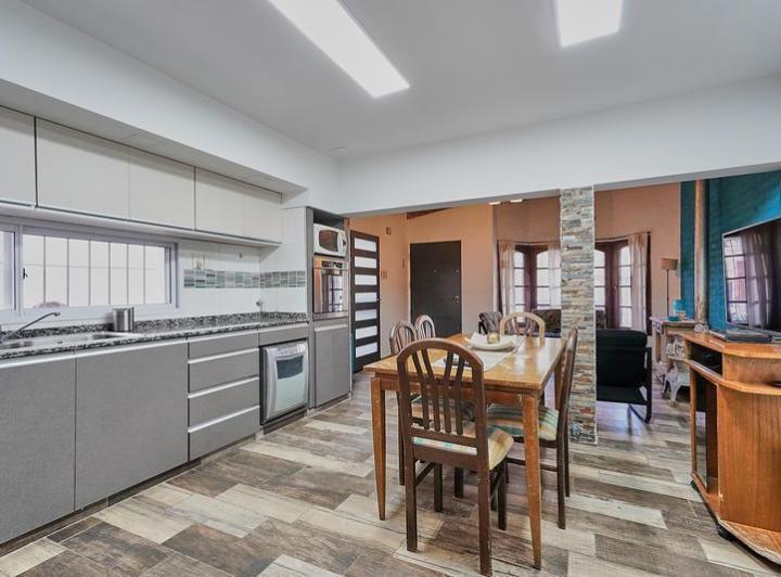 Casa · 224m² · 5 Ambientes · 4 Cocheras